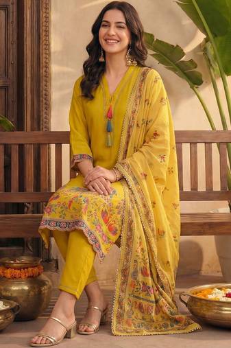 Women Ethnic Motifs Printed Regular Kurta with Trousers & With Dupatta