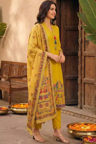 Women Ethnic Motifs Printed Regular Kurta with Trousers & With Dupatta