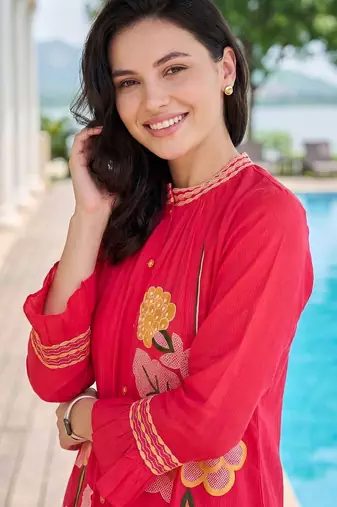 Women Floral Embroidered Panelled Thread Work Kurta with Trousers