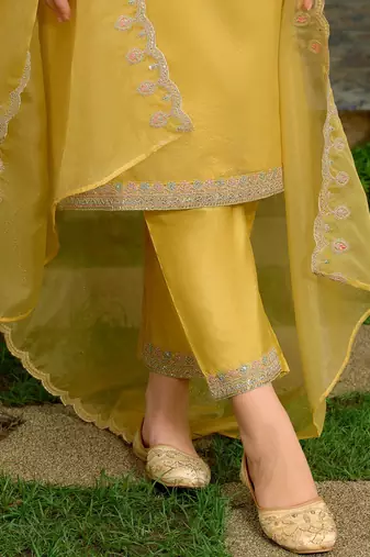 Ethnic Motifs Embroidered Kurta with Trousers & Dupatta