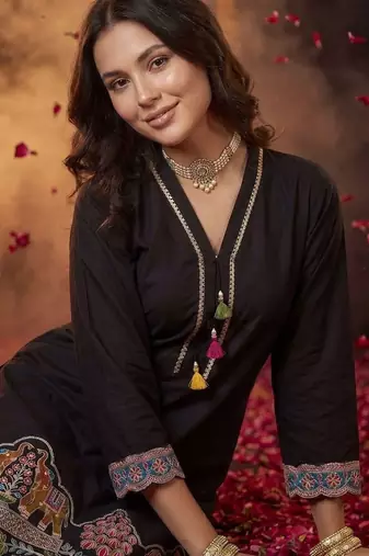 Women Ethnic Motifs Embroidered Regular Thread Work Kurta with Trousers & With Dupatta