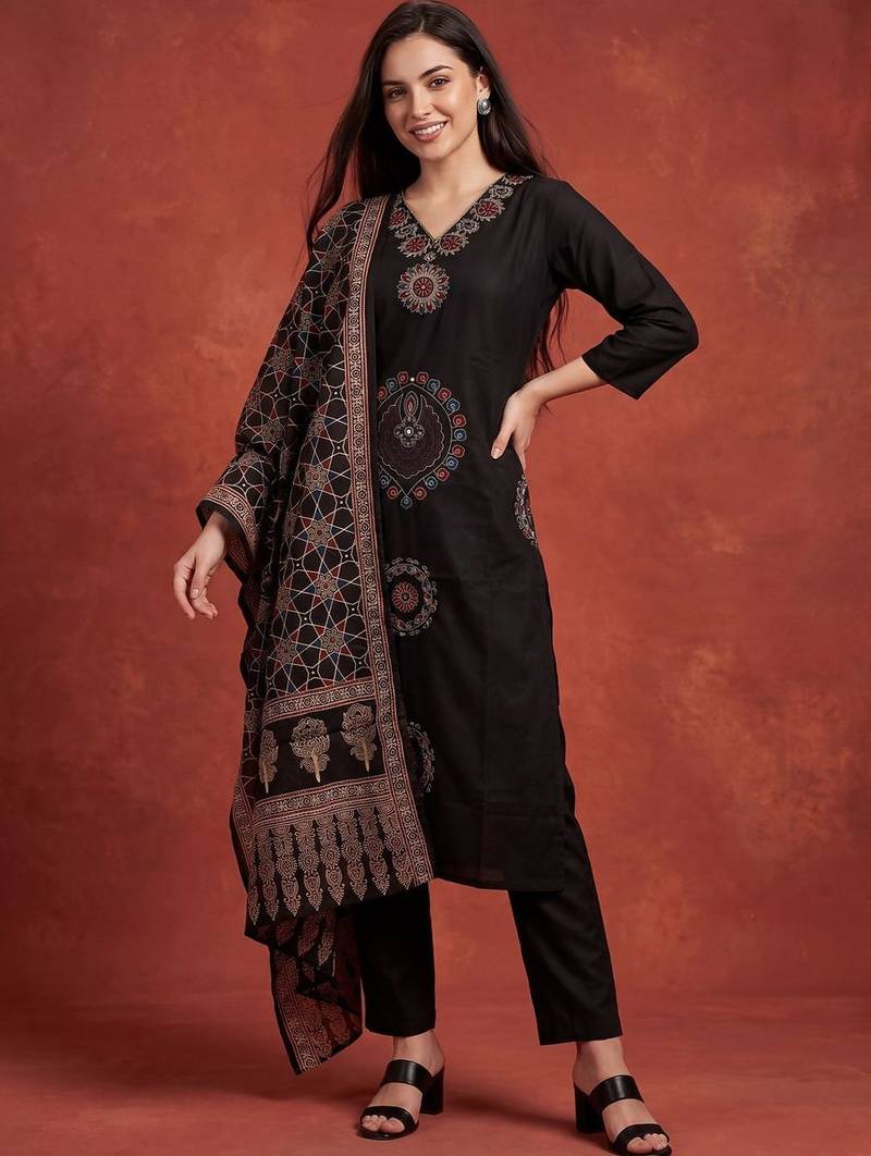 Women Ethnic Motifs Printed Regular Thread Work  Cotton Kurta with Trousers & With Dupatta