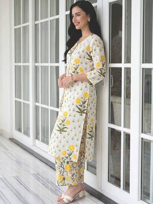 Women Floral Printed Regular  Cotton A-Line Kurta with Palazzos 3