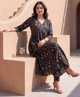 Women Ethnic Motifs Printed Empire  Cotton Kurta with Trousers 5