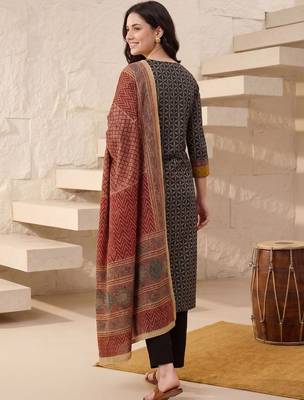Women Printed Regular  Cotton Kurta with Trousers & With Dupatta 5