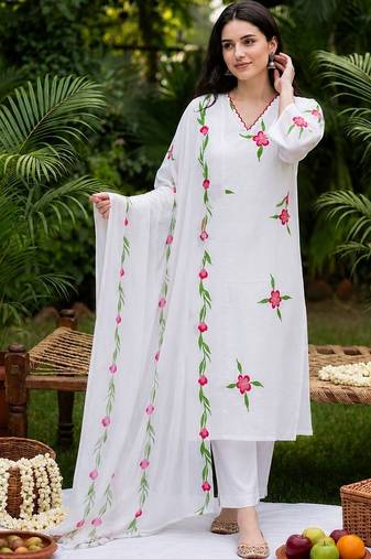 Women Floral Printed Cotton Kurta with Trousers & With Dupatta