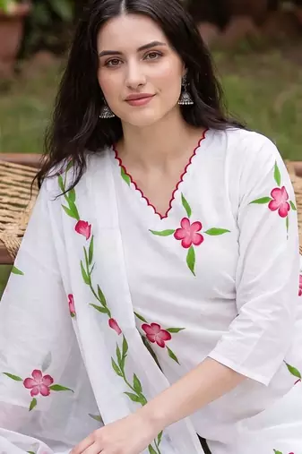 Women Floral Printed Regular  Cotton Kurta with Trousers & With Dupatta