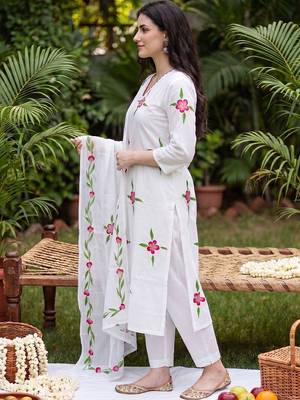 Women Floral Printed Regular  Cotton Kurta with Trousers & With Dupatta 3