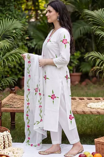 Women Floral Printed Regular  Cotton Kurta with Trousers & With Dupatta