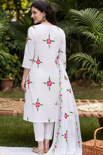 Women Floral Printed Regular  Cotton Kurta with Trousers & With Dupatta