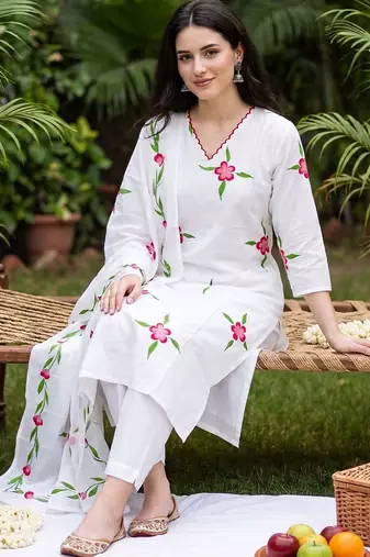 Women Floral Printed Regular  Cotton Kurta with Trousers & With Dupatta