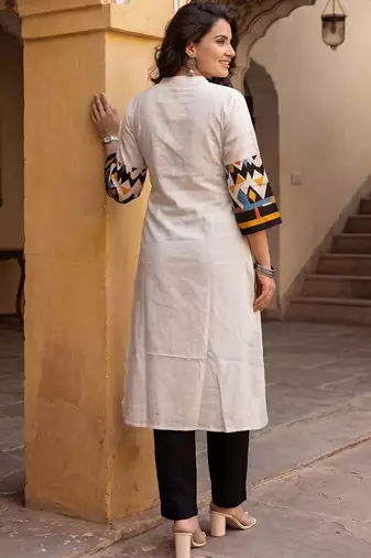 Women Printed Regular Kurta with Trousers