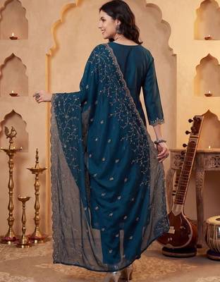Women Ethnic Motifs Embroidered Regular Thread Work Kurta With Trousers & Dupatta 4