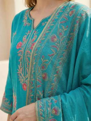 Women Floral Embroidered Regular Thread Work Kurta with Trousers & With Dupatta 2