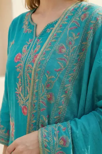Women Floral Embroidered Regular Thread Work Kurta with Trousers & With Dupatta