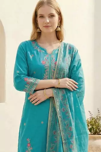 Women Floral Embroidered Regular Thread Work Kurta with Trousers & With Dupatta