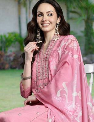 Women Floral Embroidered Regular Thread Work Kurta with Trousers & With Dupatta 1