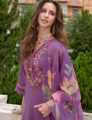 Women Floral Embroidered Regular Thread Work Kurta with Trousers & With Dupatta 1