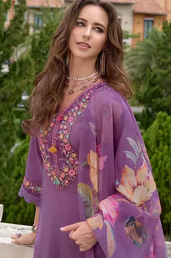 Women Floral Embroidered Regular Thread Work Kurta with Trousers & With Dupatta