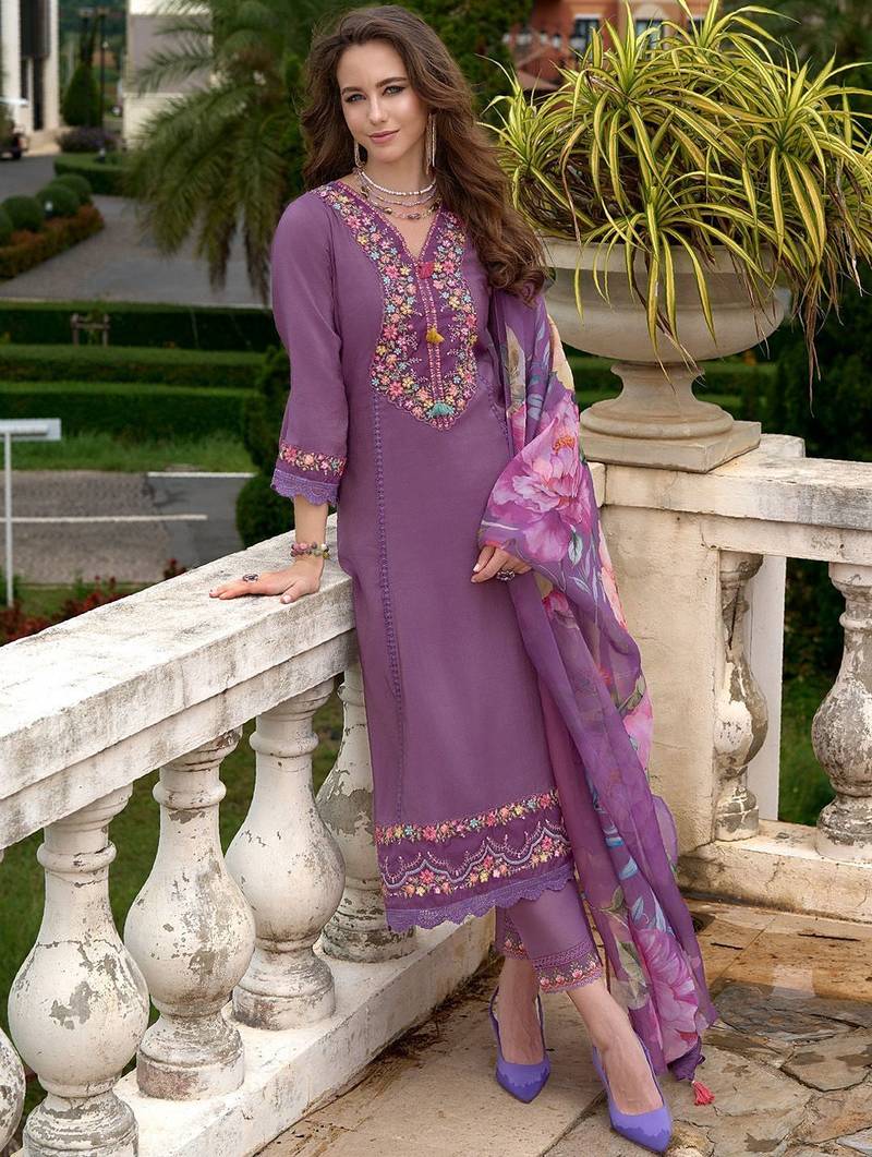 Women Floral Embroidered Regular Thread Work Kurta with Trousers & With Dupatta