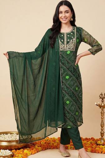 Women Bandhani Dyed Regular Thread Work Kurta with Trousers & With Dupatta