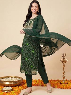Women Bandhani Dyed Regular Thread Work Kurta with Trousers & With Dupatta 3
