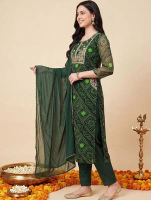 Women Bandhani Dyed Regular Thread Work Kurta with Trousers & With Dupatta 4