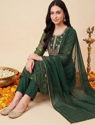 Women Bandhani Dyed Regular Thread Work Kurta with Trousers & With Dupatta 6
