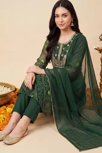 Women Bandhani Dyed Regular Thread Work Kurta with Trousers & With Dupatta