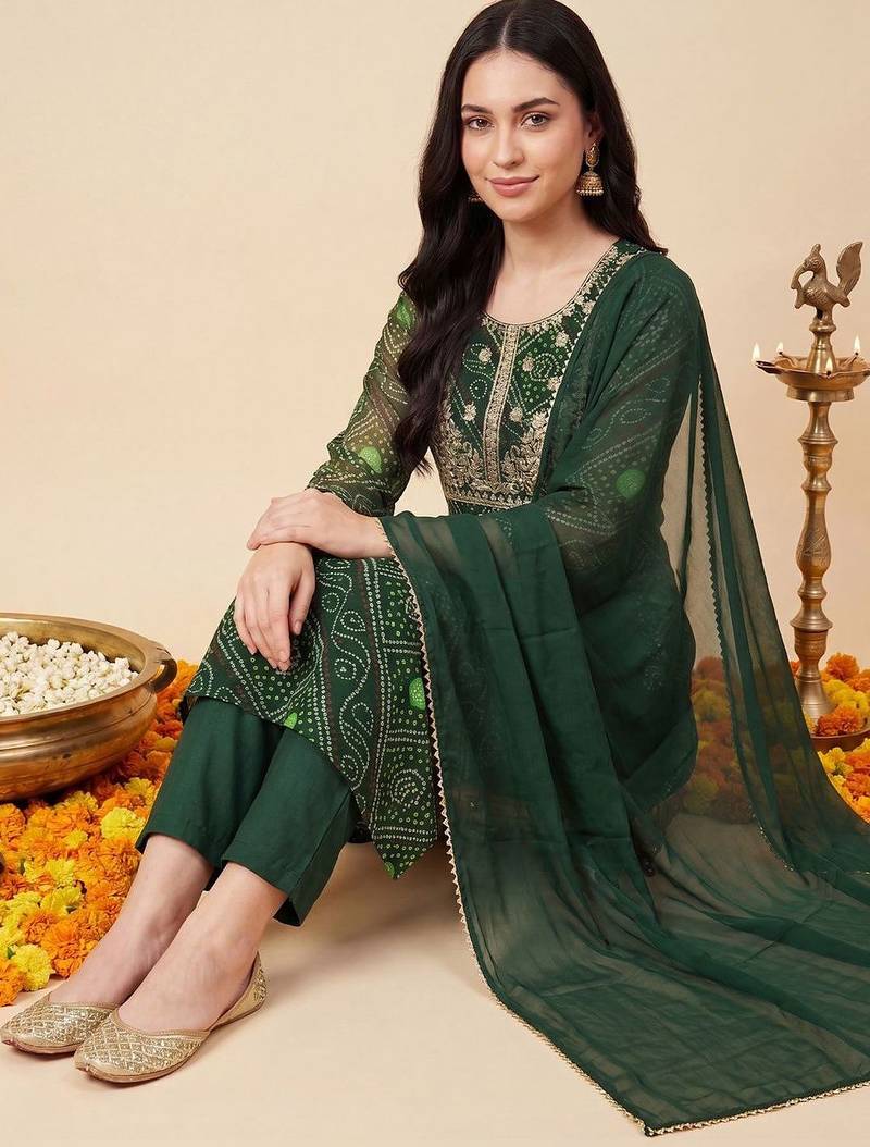 Women Bandhani Dyed Regular Thread Work Kurta with Trousers & With Dupatta