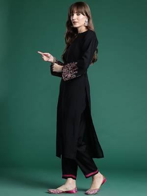 Ethnic Motifs Embroidered Thread Work Kurta with Trousers 4