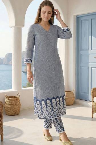 Women Printed Cotton Kurta with Trousers