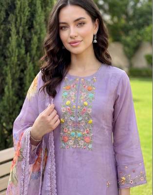 Women Floral Embroidered Regular Thread Work Kurta with Trousers & With Dupatta 3