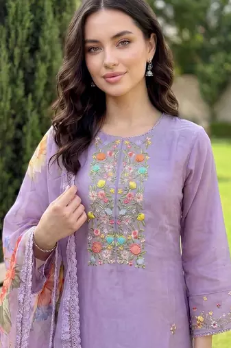 Women Floral Embroidered Regular Thread Work Kurta with Trousers & With Dupatta