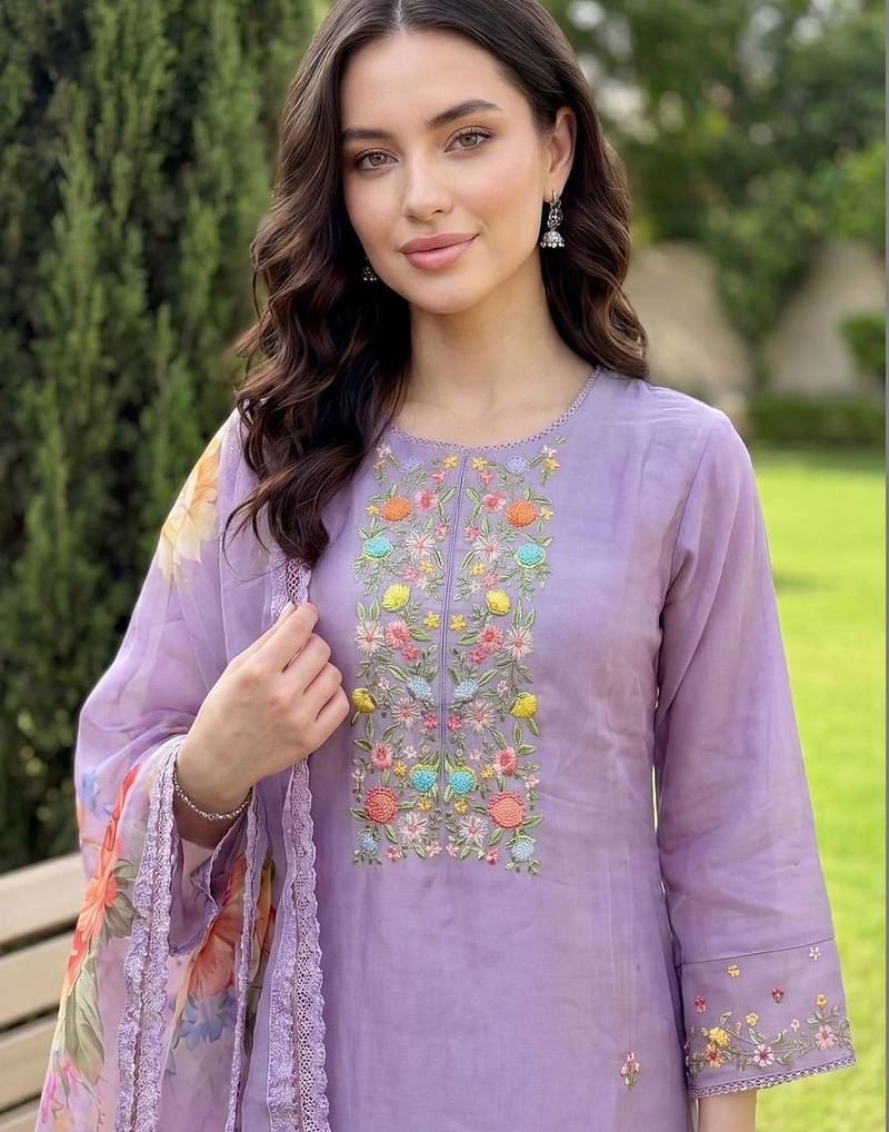 Women Floral Embroidered Regular Thread Work Kurta with Trousers & With Dupatta