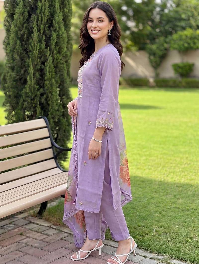 Women Floral Embroidered Regular Thread Work Kurta with Trousers & With Dupatta