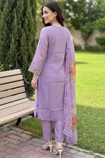 Women Floral Embroidered Regular Thread Work Kurta with Trousers & With Dupatta