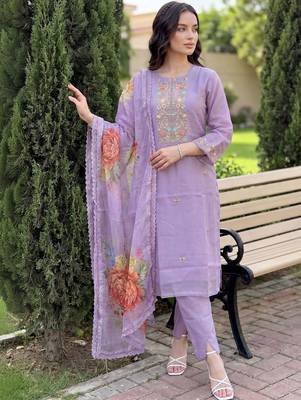Women Floral Embroidered Regular Thread Work Kurta with Trousers & With Dupatta 6