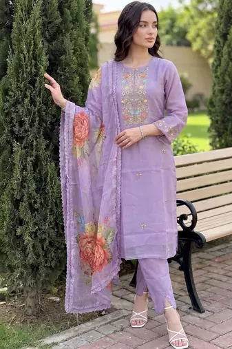 Women Floral Embroidered Regular Thread Work Kurta with Trousers & With Dupatta