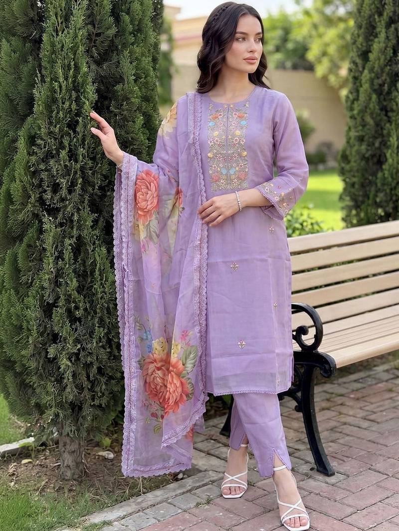 Women Floral Embroidered Regular Thread Work Kurta with Trousers & With Dupatta