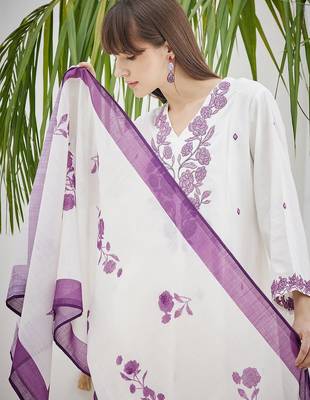 Women Floral Printed Regular Kurta with Trousers & Dupatta 7