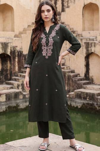 Women Floral Embroidered Thread Work Cotton Kurta with Trousers