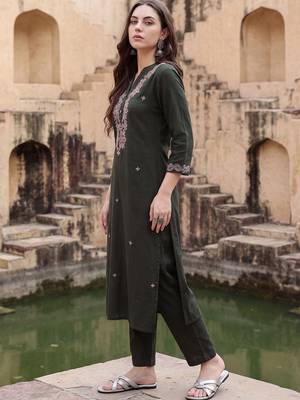 Women Floral Embroidered Regular Thread Work  Cotton Kurta with Trousers 4