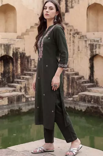 Women Floral Embroidered Regular Thread Work  Cotton Kurta with Trousers