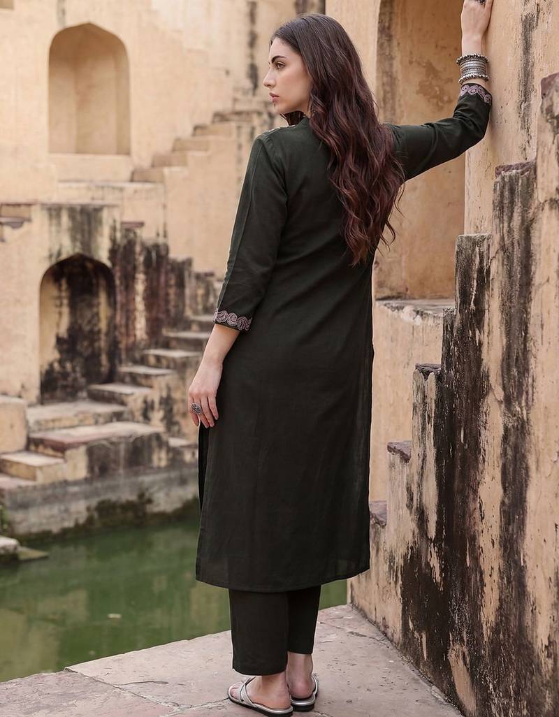 Women Floral Embroidered Regular Thread Work  Cotton Kurta with Trousers