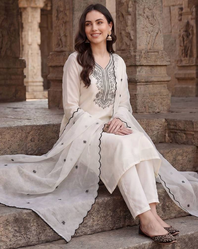Women Ethnic Motifs Embroidered Thread Work Kurta with Trousers & With Dupatta