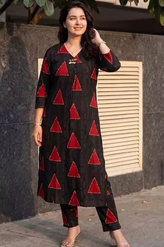 Women Printed Regular Kurta with Trousers