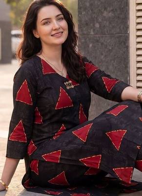 Women Printed Regular Kurta with Trousers 4