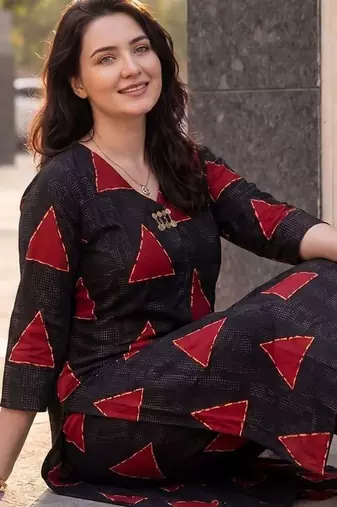 Women Printed Regular Kurta with Trousers
