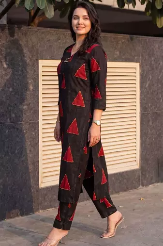 Women Printed Regular Kurta with Trousers